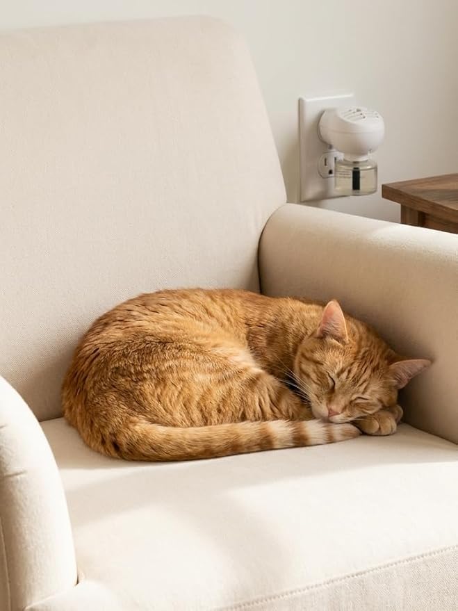Calming Diffuser for Cats, Kit Includes 1 Plug-in Diffuser & 1 Refill, Helps Reduce Unwanted Stress-Induced Behavior, 100% Plant-Based Active Ingredients, Covers Up to 500 Sq. Ft, 1.52 Fl. Oz.