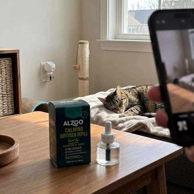 Calming Diffuser Refill for Cats, Helps Reduce Unwanted Stress-Induced Behavior, 100% Plant-Based Active Ingredients, Covers Up to 500 Sq. Ft, 1.52 Fl. Oz.