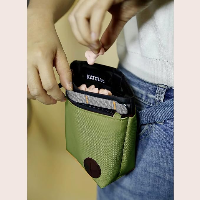 Dog Treat Pouch with Pet Training Clicker, Dog Training Treat Pouch Kit, Magnetic Closure, Hands-Free Training (Green)